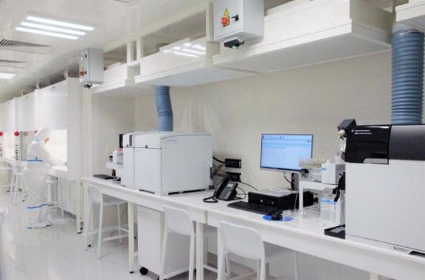 Technic Semiconductor Analytical Lab in St. Denis, France - State-of-the-art Cleanroom